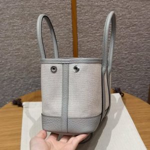 Hermes Neo Garden Party 23 Bag Handmade In Negonda Calfskin Leather And Canbas Silver Hardware Ecru Blue Glacier Gris Pantin - Image 12