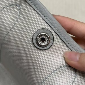 Hermes Neo Garden Party 23 Bag Handmade In Negonda Calfskin Leather And Canbas Silver Hardware Ecru Blue Glacier Gris Pantin - Image 7