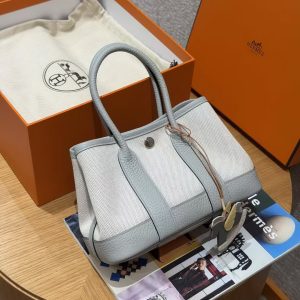 Hermes Neo Garden Party 23 Bag Handmade In Negonda Calfskin Leather And Canbas Silver Hardware Ecru Blue Glacier Gris Pantin - Image 4
