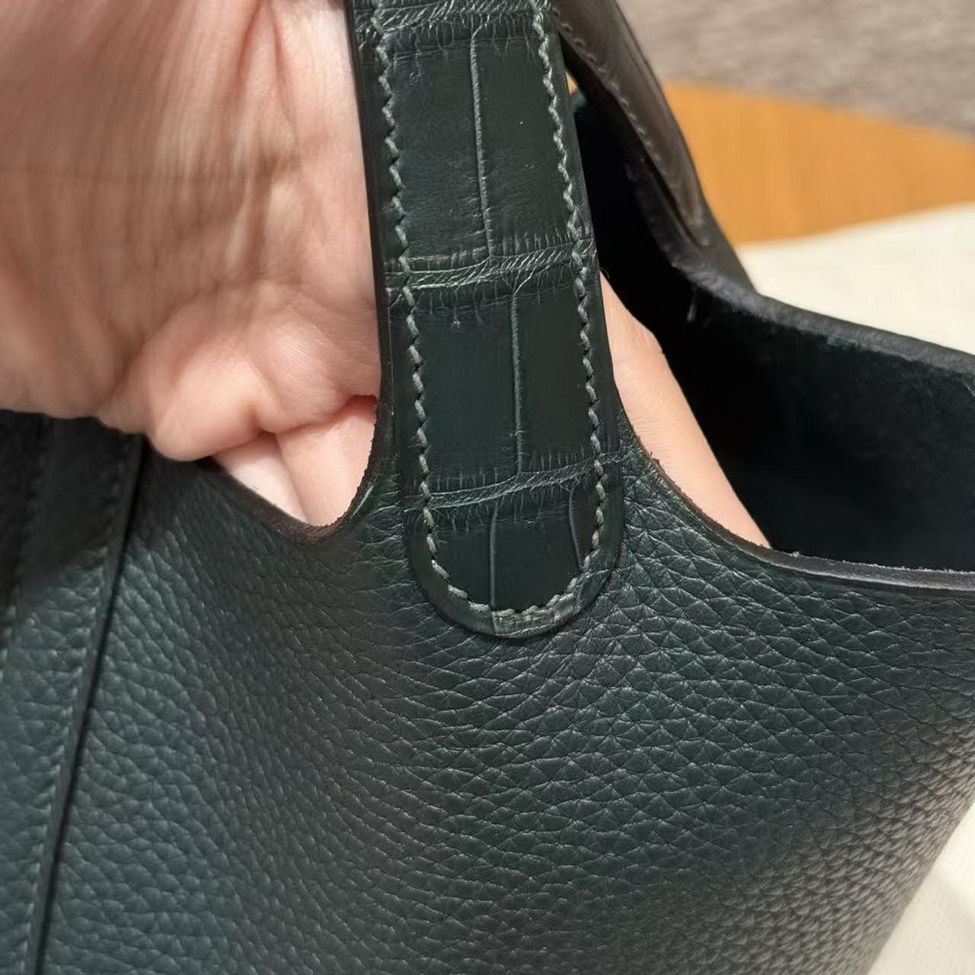 Hermes Picotin Lock 18 CM Bag Handmade In Taurillon Clemence Leather and Matte Alligator Gold Hardware 6O Vert Cypres - Image 6