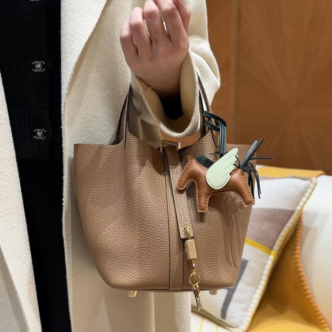 Hermes Picotin Lock 18 CM Bag Handmade In Taurillon Clemence Leather And Matte Alligator Crocodile Gold Hardware 0M Chai - Image 4
