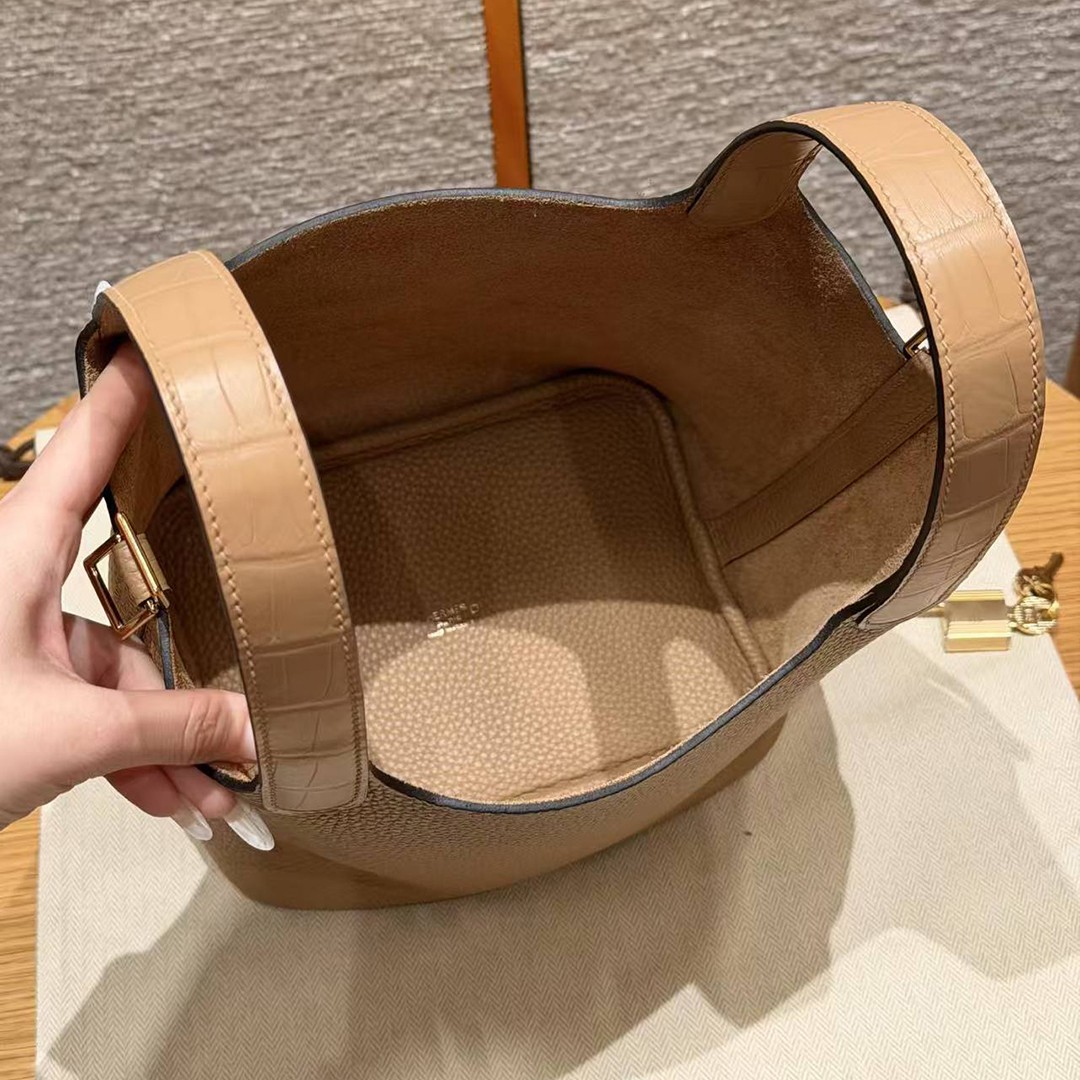 Hermes Picotin Lock 18 CM Bag Handmade In Taurillon Clemence Leather And Matte Alligator Crocodile Gold Hardware 0M Chai - Image 17