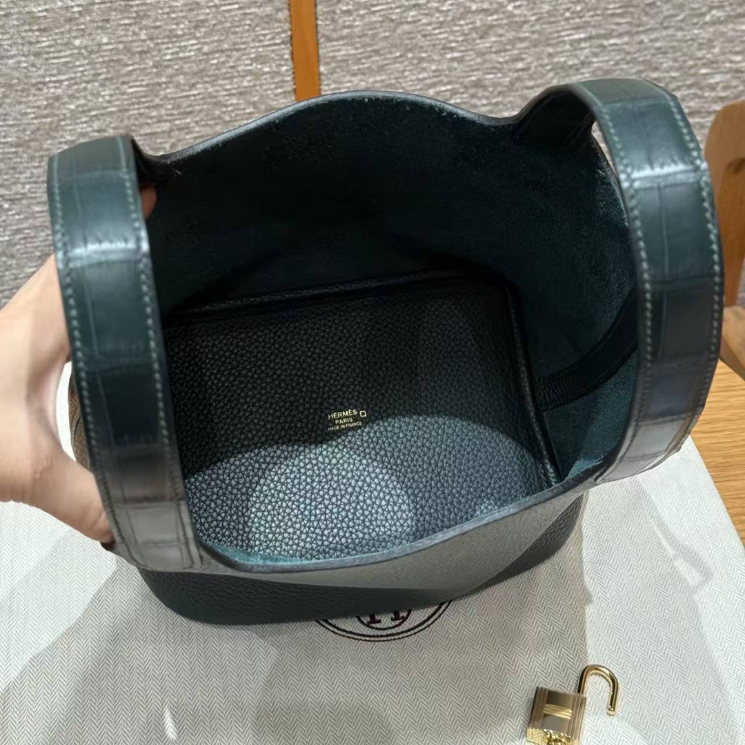 Hermes Picotin Lock 18 CM Bag Handmade In Taurillon Clemence Leather and Matte Alligator Gold Hardware 6O Vert Cypres - Image 15