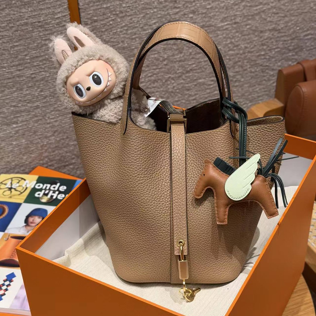 Hermes Picotin Lock 18 CM Bag Handmade In Taurillon Clemence Leather And Matte Alligator Crocodile Gold Hardware 0M Chai - Image 13