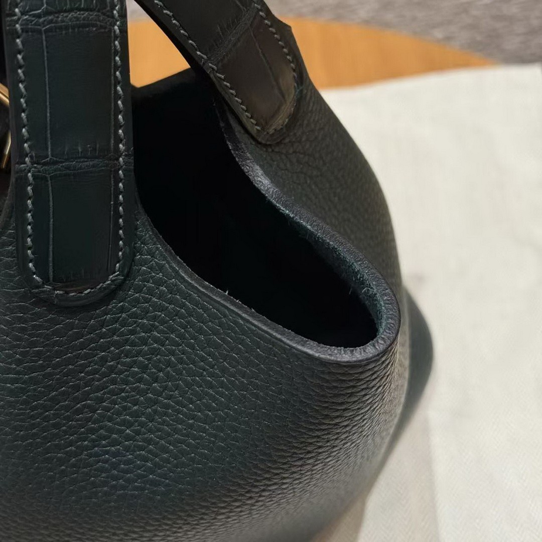 Hermes Picotin Lock 18 CM Bag Handmade In Taurillon Clemence Leather and Matte Alligator Gold Hardware 6O Vert Cypres - Image 7