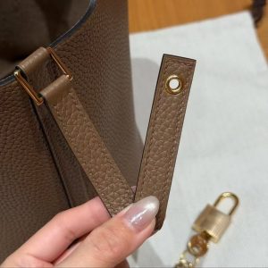Hermes Picotin Lock 18 CM Bag Handmade In Taurillon Clemence Leather Gold Hardware Do Beige de Weimar - Image 11