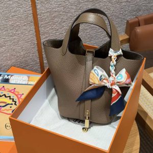 Hermes Picotin Lock 18 CM Bag Handmade In Taurillon Clemence Leather Gold Hardware Do Beige de Weimar - Image 9