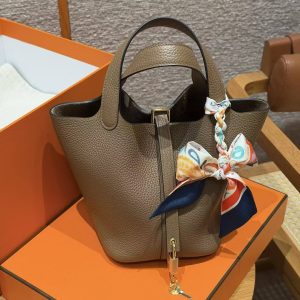 Hermes Picotin Lock 18 CM Bag Handmade In Taurillon Clemence Leather Gold Hardware Do Beige de Weimar - Image 8