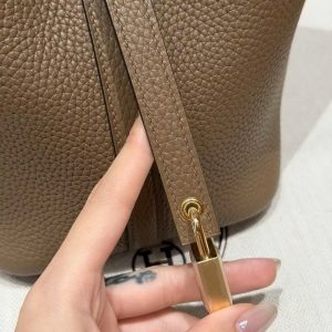 Hermes Picotin Lock 18 CM Bag Handmade In Taurillon Clemence Leather Gold Hardware Do Beige de Weimar - Image 7