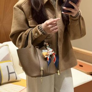 Hermes Picotin Lock 18 CM Bag Handmade In Taurillon Clemence Leather Gold Hardware Do Beige de Weimar - Image 4