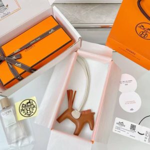 Alternative view of Hermes Rodeo PM Charm Horse Charm Milo Lambskin Gold - Pain D'épice - Craie H064929CAEC