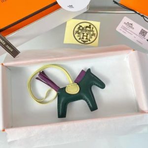 Hermes Rodeo PM Charm Horse Charm Milo Lambskin Vert Cyprès -Violet -Jaune Milton H064929CAES - Image 6