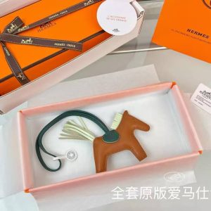 Hermes Rodeo PM Charm Milo Lambskin Gold Vert Fizz Vert Cyprès H064929CADQ - Image 8