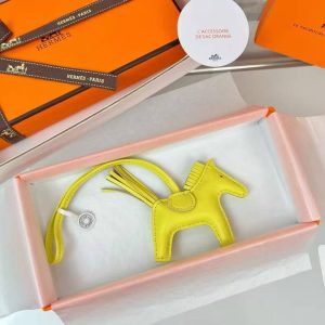 Hermes Rodeo PM Charm Milo Lambskin Lime H064929CADX - Image 7