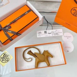 Hermes Rodeo Pegase PM Charm Milo Lambskin and Swift Calfskin Sésame H083010CABZ - Image 7