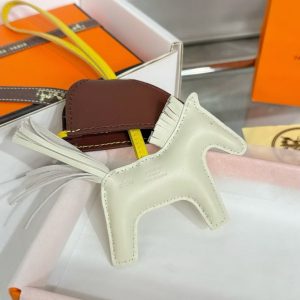 Hermes Rodeo Robeo 24 PM Charm Horse Milo Lambskin Craie -Terre - Jaune de Naples H087349CAAC - Image 3