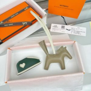Hermes Rodeo Robeo Coeur PM Charm Horse Milo Lambskin Beige Marfa - Craie - Mangrove H086714CAAI - Image 7