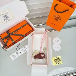 Alternative view of Hermes Rodeo Robeo Coeur PM Charm Horse Milo Lambskin Craie - Rose Sakura - Terre H086714CAAH
