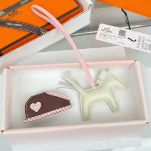 Hermes Rodeo Robeo Coeur PM Charm Horse Milo Lambskin Craie - Rose Sakura - Terre H086714CAAH - Image 7
