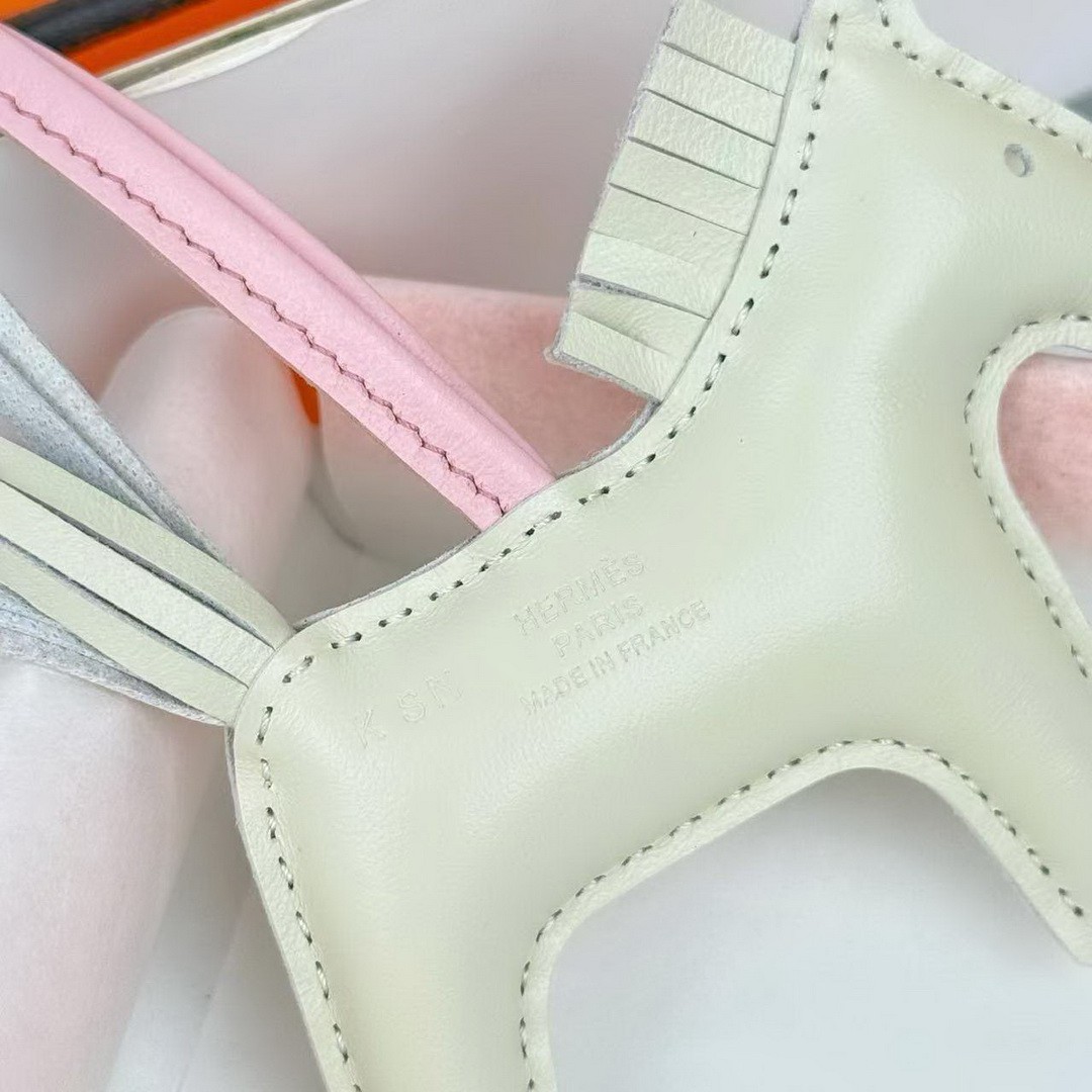 Hermes Rodeo Robeo Coeur PM Charm Horse Milo Lambskin Craie - Rose Sakura - Terre H086714CAAH - Image 6