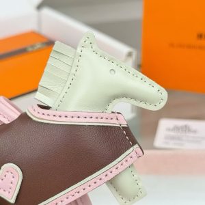Hermes Rodeo Robeo Coeur PM Charm Horse Milo Lambskin Craie - Rose Sakura - Terre H086714CAAH - Image 5