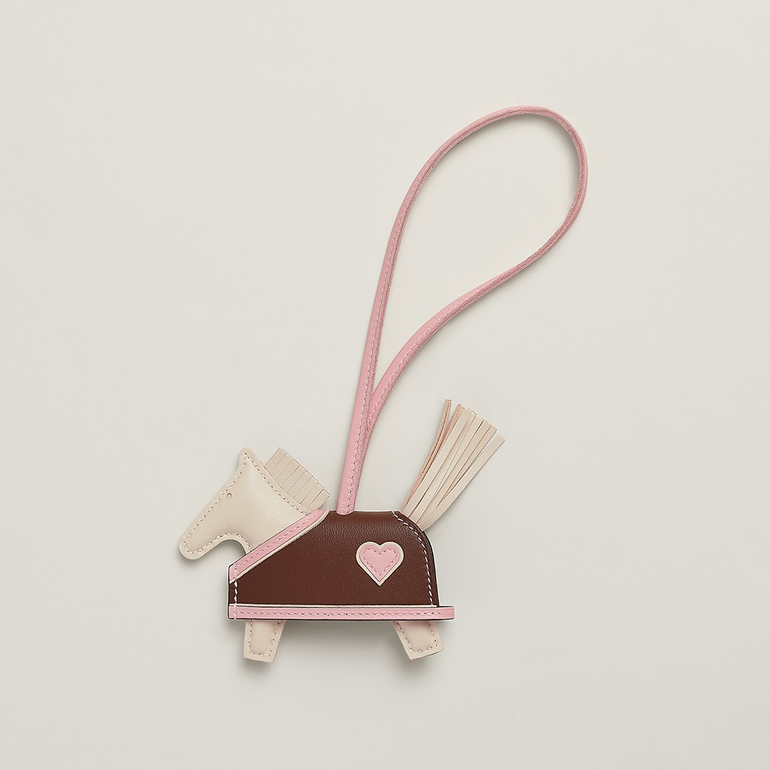 Hermes Rodeo Robeo Coeur PM Charm Horse Milo Lambskin Craie - Rose Sakura - Terre H086714CAAH