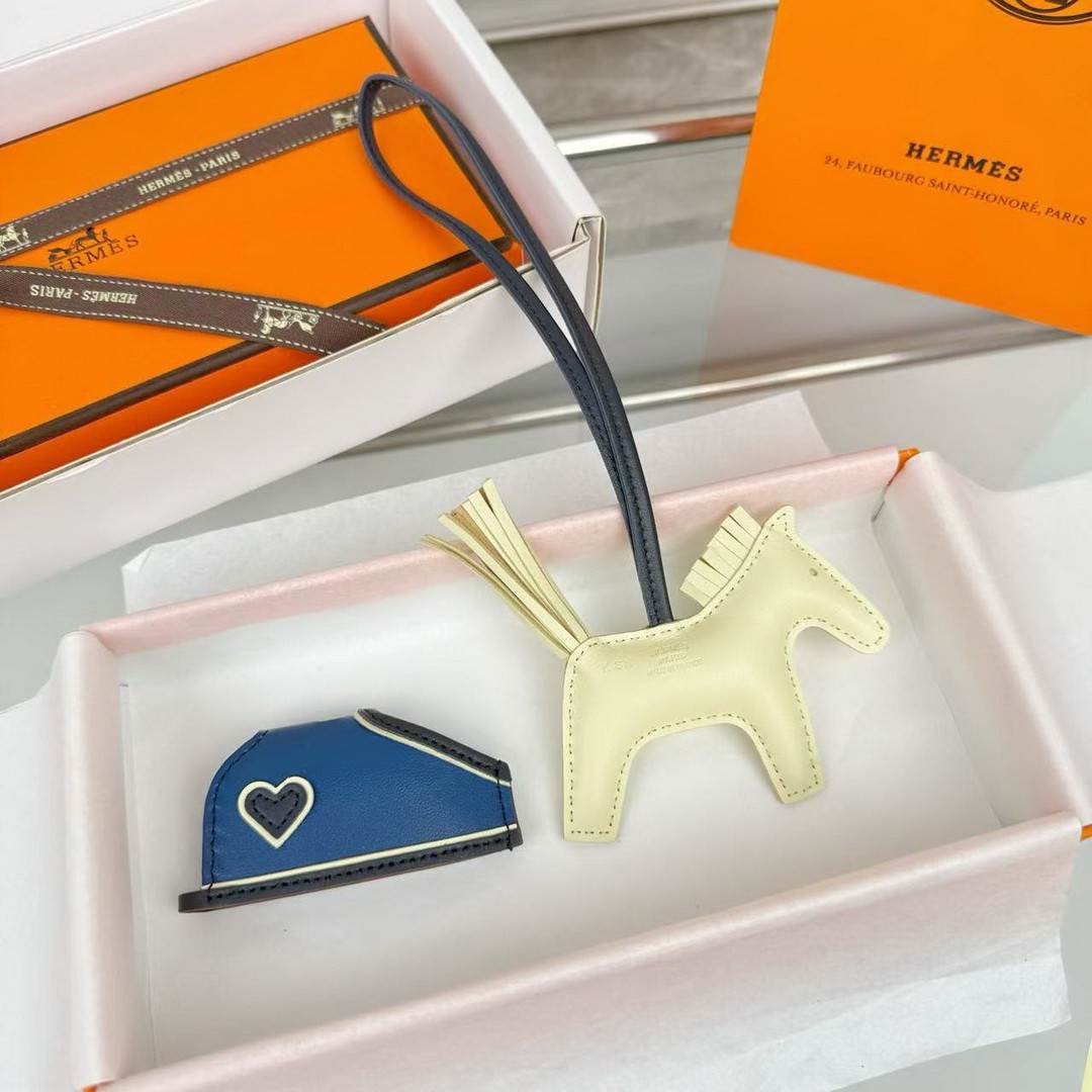 Hermes Rodeo Robeo Coeur PM Charm Horse Milo Lambskin Jaune Milton - Bleu Nuit - Bleu Tie H086714CAAC - Image 6