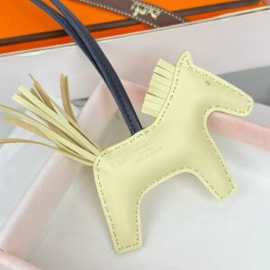 Hermes Rodeo Robeo Coeur PM Charm Horse Milo Lambskin Jaune Milton - Bleu Nuit - Bleu Tie H086714CAAC - Image 5