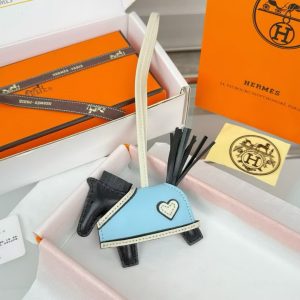 Hermes Rodeo Robeo Coeur PM Charm Horse Milo Lambskin Noir - Craie - Céleste H086714CAAG - Image 8