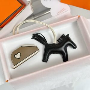 Hermes Rodeo Robeo Coeur PM Charm Horse Milo Lambskin Noir - Craie - Etoupe H086714CAAD - Image 6