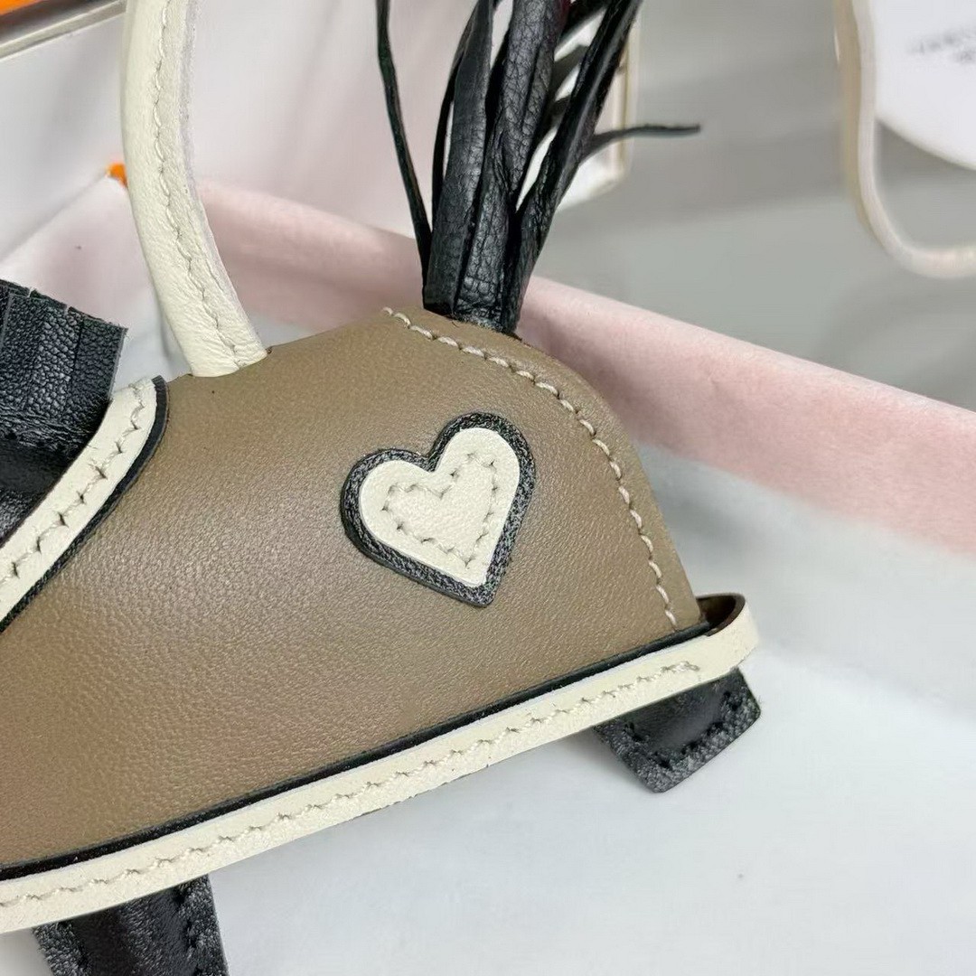 Hermes Rodeo Robeo Coeur PM Charm Horse Milo Lambskin Noir - Craie - Etoupe H086714CAAD - Image 5