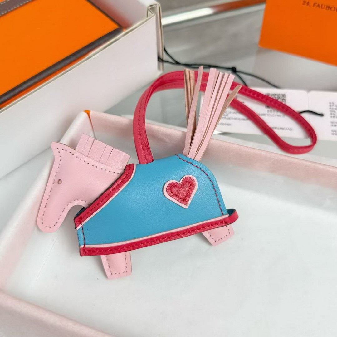 Hermes Rodeo Robeo Coeur PM Charm Horse Milo Lambskin Rose Darling - Rouge Radieux - Céleste H086714CAAA - Image 7
