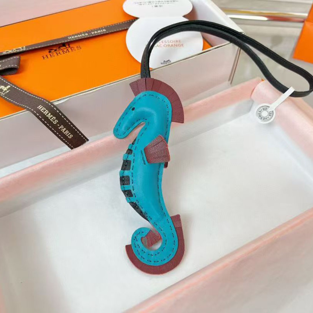 Hermes Seahorse Charm Milo Lambskin Bleu Aztèque - Rubis - Noir H084738CAAC - Image 6