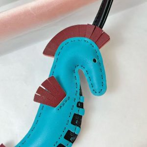 Hermes Seahorse Charm Milo Lambskin Bleu Aztèque - Rubis - Noir H084738CAAC - Image 4