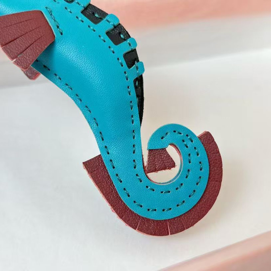 Hermes Seahorse Charm Milo Lambskin Bleu Aztèque - Rubis - Noir H084738CAAC - Image 3