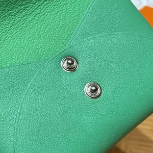 Hermes Calvi Duo Compact Card Holder Handmade In Swift And Chèvre Calfskin Leather Silver Hardware 0T Vert Comics - Image 4