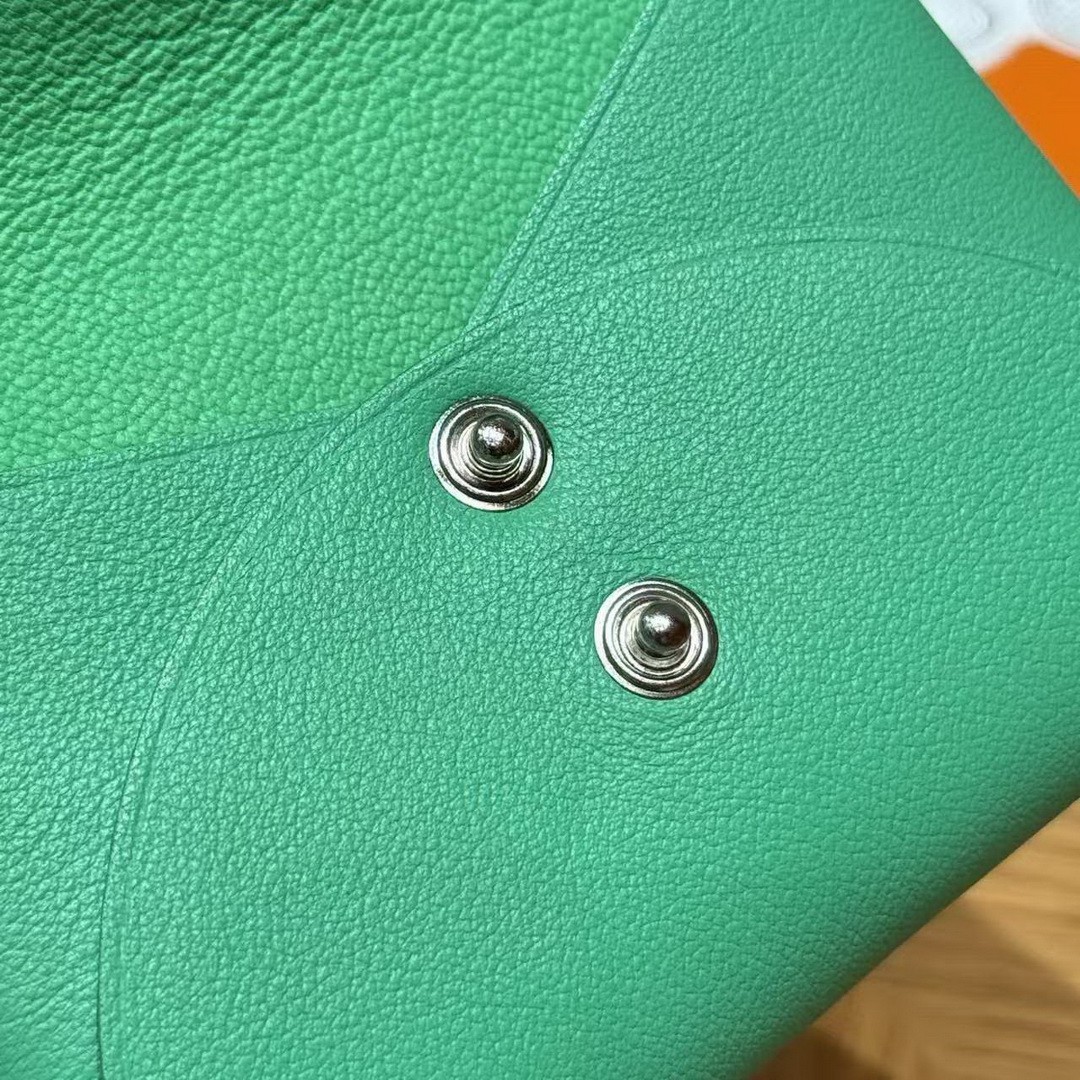 Hermes Calvi Duo Compact Card Holder Handmade In Swift And Chèvre Calfskin Leather Silver Hardware 0T Vert Comics - Image 4