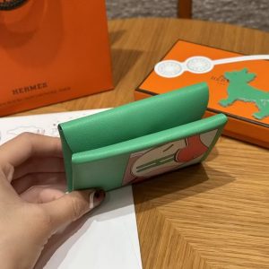 Hermes Calvi Duo Compact Card Holder Handmade In Swift And Chèvre Calfskin Leather Silver Hardware 0T Vert Comics - Image 14