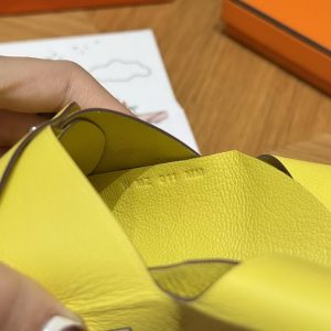 Hermes Calvi Duo Compact Card Holder Handmade In Swift And Chèvre Calfskin Leather Silver Hardware 9R Lime - Image 10