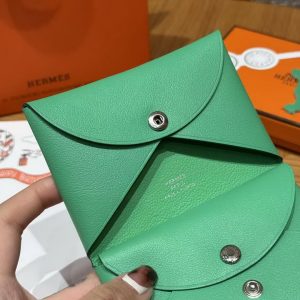Hermes Calvi Duo Compact Card Holder Handmade In Swift And Chèvre Calfskin Leather Silver Hardware 0T Vert Comics - Image 7