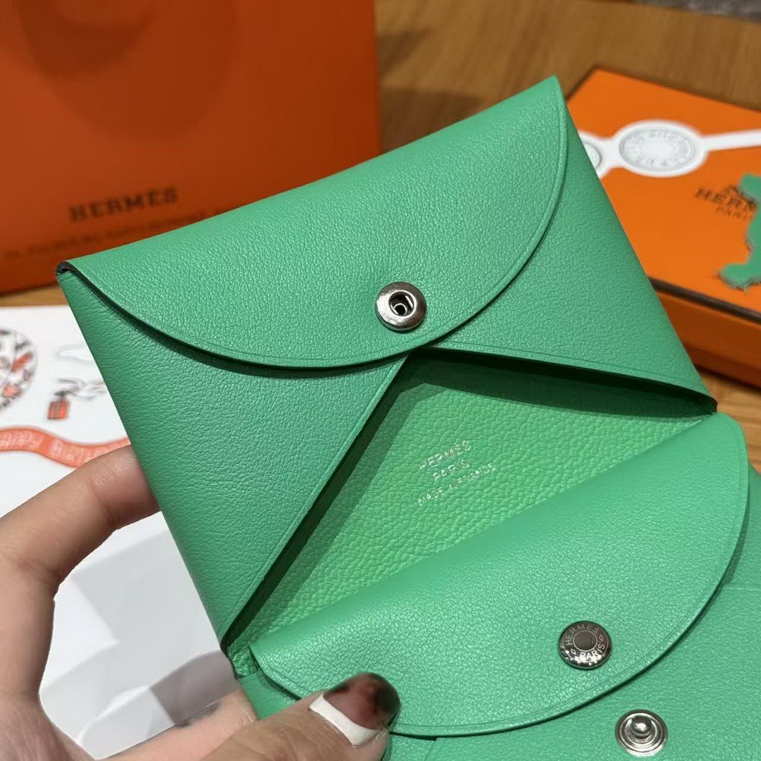Hermes Calvi Duo Compact Card Holder Handmade In Swift And Chèvre Calfskin Leather Silver Hardware 0T Vert Comics - Image 7