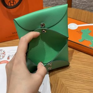 Hermes Calvi Duo Compact Card Holder Handmade In Swift And Chèvre Calfskin Leather Silver Hardware 0T Vert Comics - Image 3