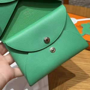 Hermes Calvi Duo Compact Card Holder Handmade In Swift And Chèvre Calfskin Leather Silver Hardware 0T Vert Comics - Image 6