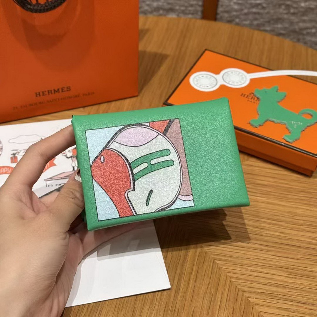Hermes Calvi Duo Compact Card Holder Handmade In Swift And Chèvre Calfskin Leather Silver Hardware 0T Vert Comics