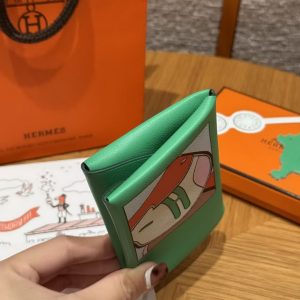 Hermes Calvi Duo Compact Card Holder Handmade In Swift And Chèvre Calfskin Leather Silver Hardware 0T Vert Comics - Image 16