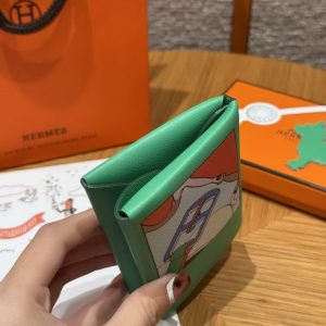Hermes Calvi Duo Compact Card Holder Handmade In Swift And Chèvre Calfskin Leather Silver Hardware 0T Vert Comics - Image 15