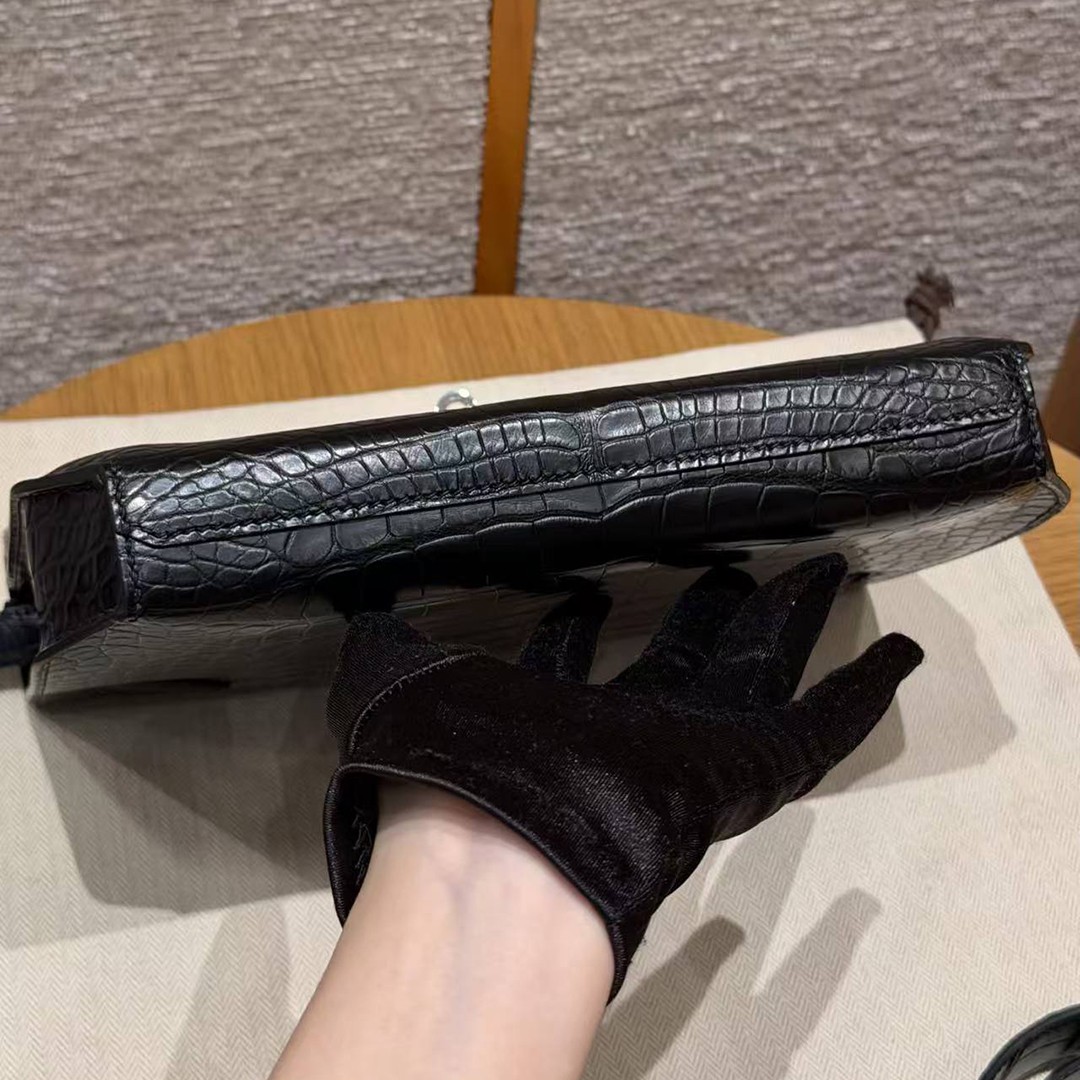 Hermes Kelly Depeches 25 Pouch Handmade In Matte Alligator Leather from Mississippi Silver Hardware 89 Noir - Image 15