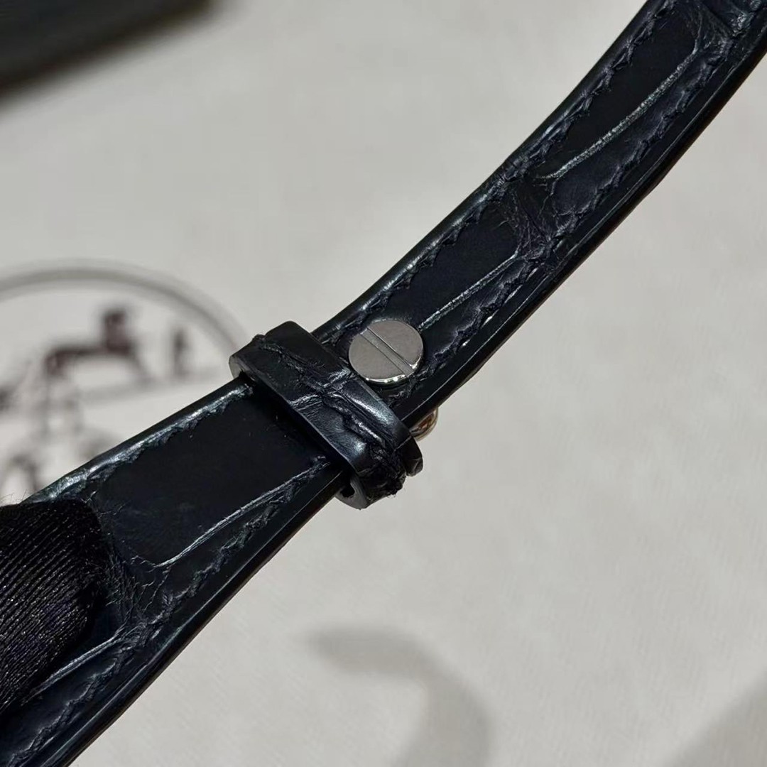 Hermes Kelly Depeches 25 Pouch Handmade In Matte Alligator Leather from Mississippi Silver Hardware 89 Noir - Image 4