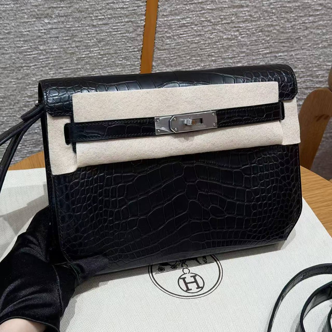 Hermes Kelly Depeches 25 Pouch Handmade In Matte Alligator Leather from Mississippi Silver Hardware 89 Noir