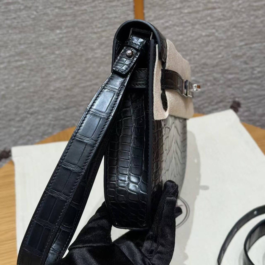 Hermes Kelly Depeches 25 Pouch Handmade In Matte Alligator Leather from Mississippi Silver Hardware 89 Noir - Image 17